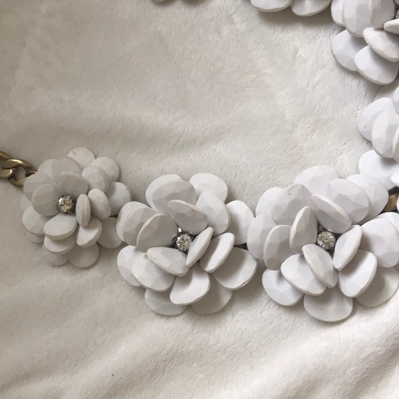 J.Crew White Floral statement necklace with studs - Picture 4 of 9